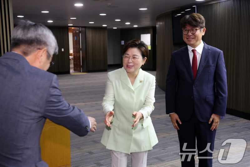 <b>국토위원장</b> 출마한 김정재·<b>유의동</b>
