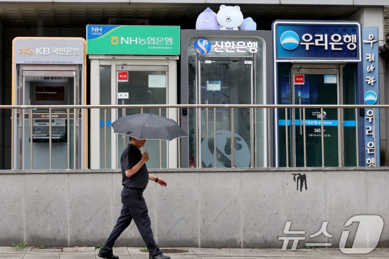 5대 은행 연달아 예·<b>적금</b> 금리 인상…NH농협·하나은행도 합류