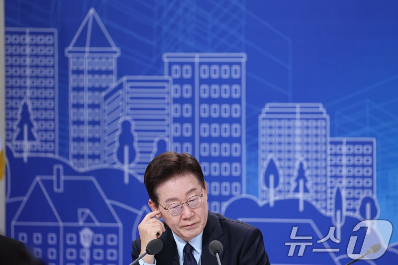 李 "<b>보유세</b> 정상화했으면 집값 안 올랐을 것…정치적 손해 보더라도 대...
