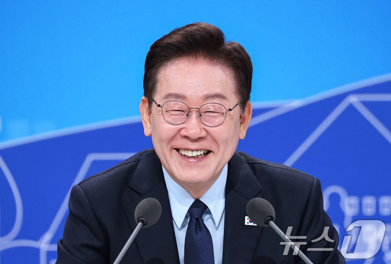李 '비거주 1주택' <b>전세대출</b> 차단 시사…"유주택자 <b>대출</b> 해줘야 하나"