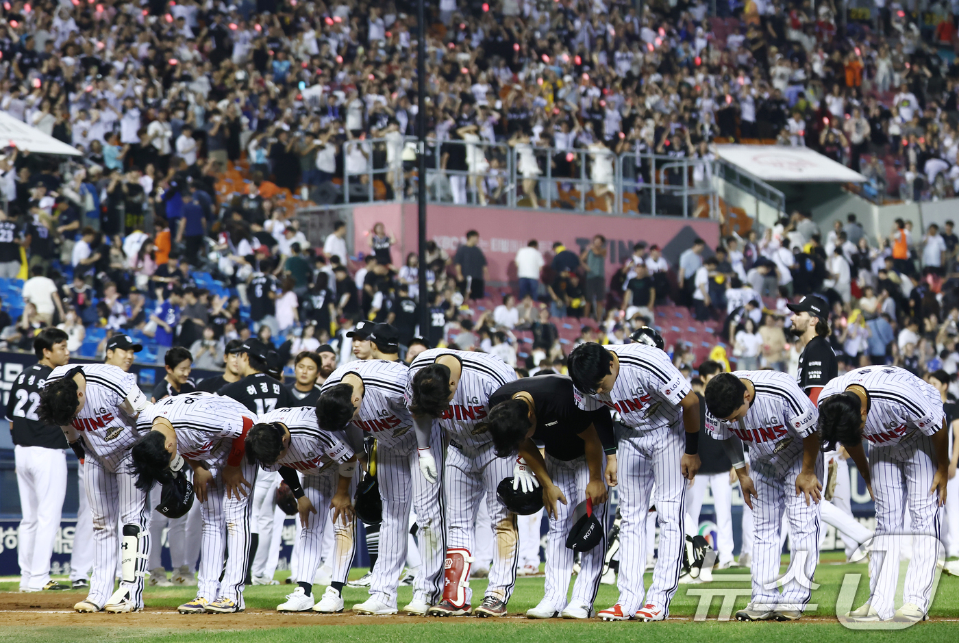 프로야구 <b>LG</b>, <b>NC</b>에 패하며 <b>7연패</b> 수렁…한화는 KIA에 2연승(종합)