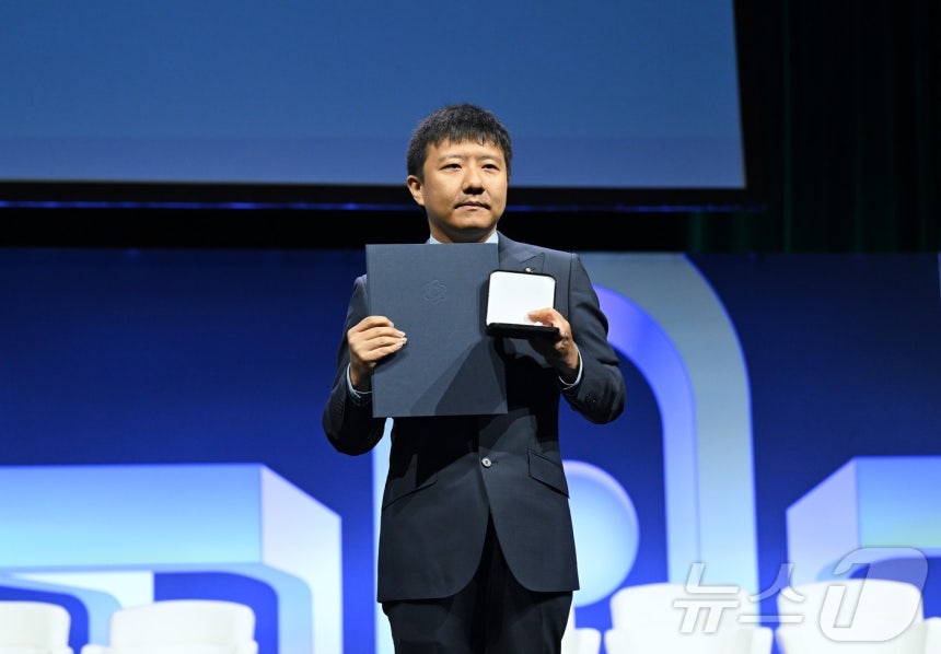23일(현지시간) 미국 펜실베이니아주 필라델피아에서 열린 2026 세계수학자대회 개막식에서 중국 수학자 덩위가 필즈상을 수상하고 있다.ⓒ 신화=뉴스1