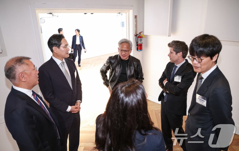 <b>네이버</b> AI팩토리에 젠슨황 <b>투자</b>한다…엔비디아·브룩필드, 100억불 <b>투자</b>