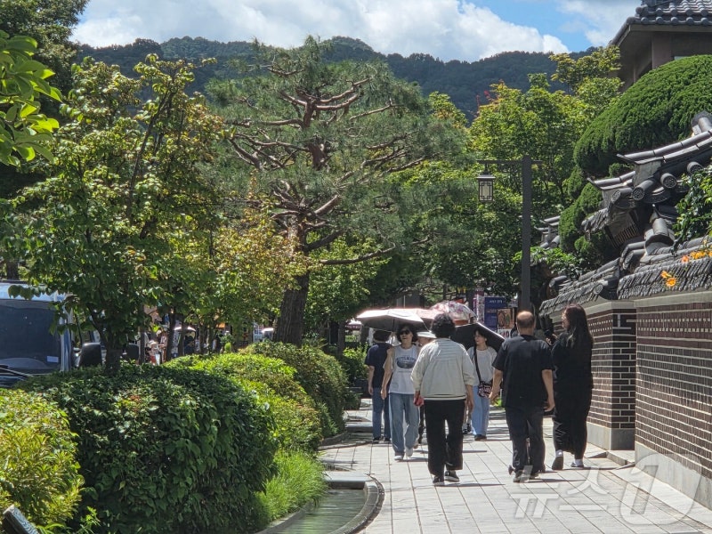 더워도 너무 덥다, 한복마저 거부당한 전주한옥마을의 씁쓸한 풍경