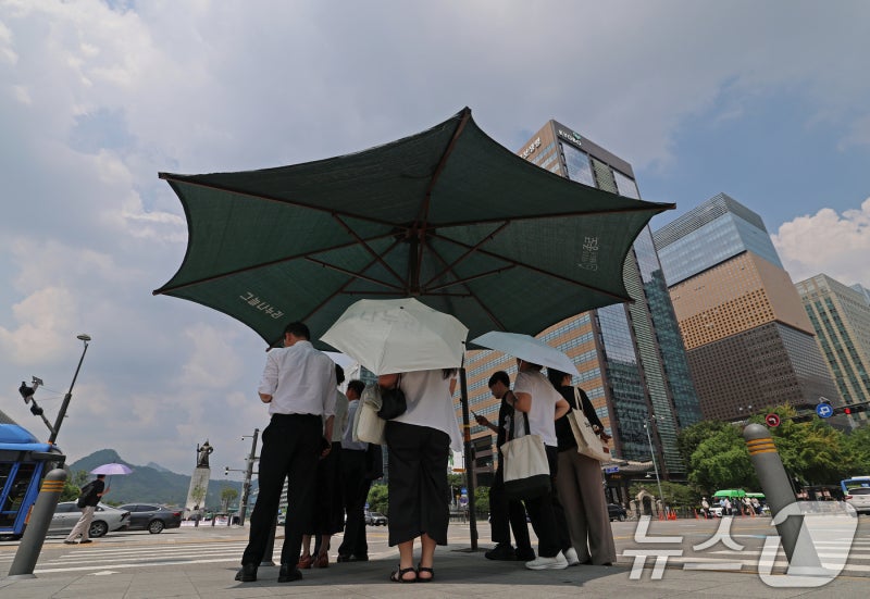 밤에도 안 식는 한반도…<b>폭염위기경보</b> '심각' <b>격상</b>, 중대본 가동