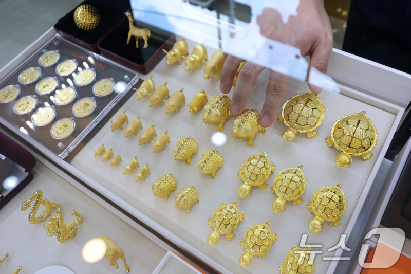 '연중 최저치' 찍은 금값…중동 전쟁 소강 국면에 회복 '기대'