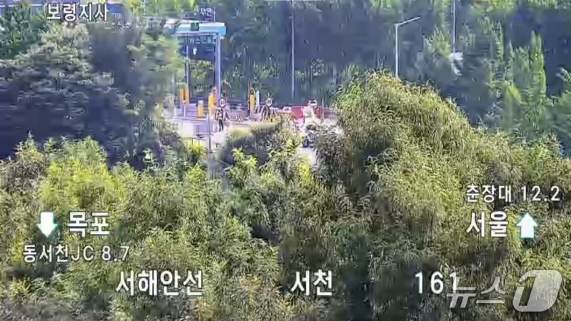 <b>서천</b> 서해안고속도서 23톤 탱크로리 <b>황산 누출</b>…도로 통제