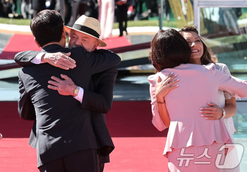 李대통령·룰라 5개월 만의 포옹…한-<b>브라질</b> 정상회담 돌입