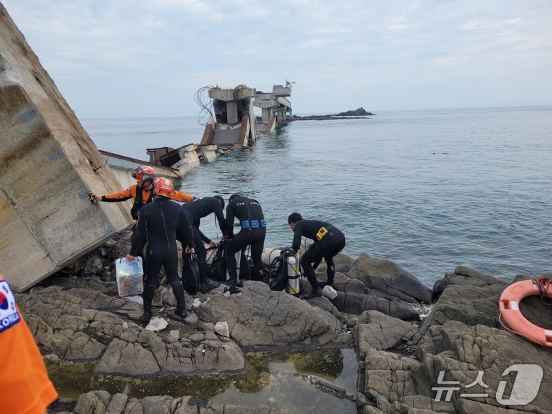 출입통제된 <b>포항 보릿돌교 붕괴</b>…전망대 갇힌 17명 어선 구조(종합)