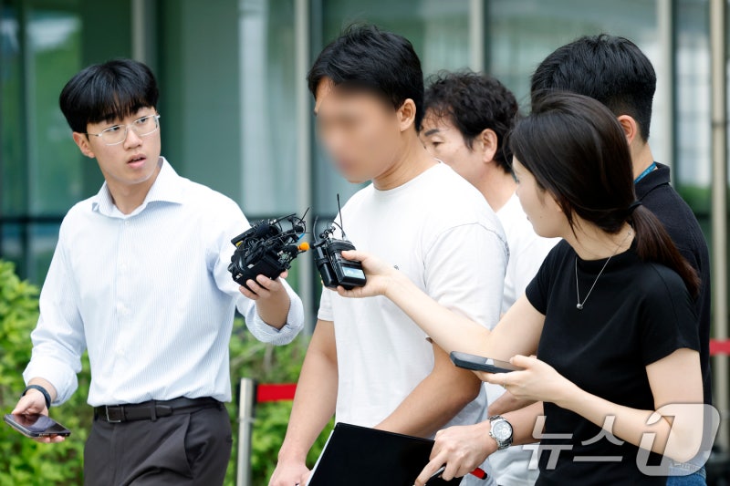영잘실질심사 마친 <b>기자 폭행</b> <b>잠실 개표소</b> 봉쇄 시위 참가자