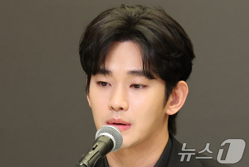 <b>김수현</b>, '김새론 미성년 때 교제 의혹' 아동복지법 위반 <b>무혐의</b>
