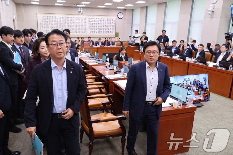 '檢보완수사권 폐지' <b>형소법 개정안</b> 與주도 법사위 <b>통과</b>…野 반발