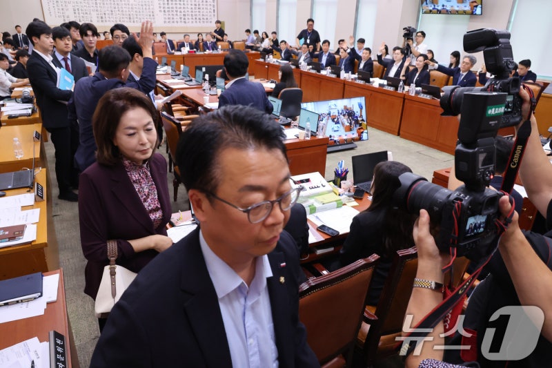 <b>형소법</b>에 '<b>공소기각</b> 사유' 끼워넣기 논란…野 "李 재판 지우기" 반발
