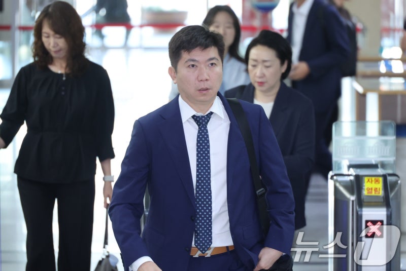 청문회 출석하는 <b>유승민</b> 회장