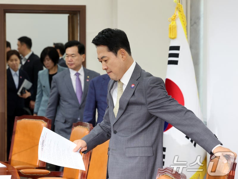 <b>최고위</b> 참석하는 <b>장동혁</b> 대표