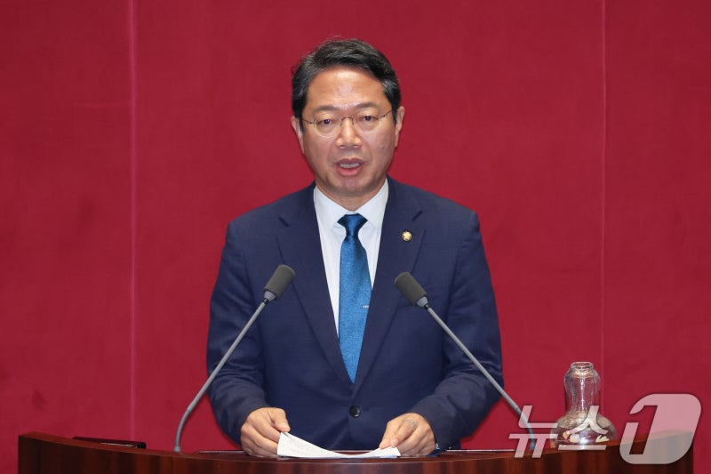 '보완수사권 폐지' <b>형소법 본회의 상정</b>…野 필버 돌입