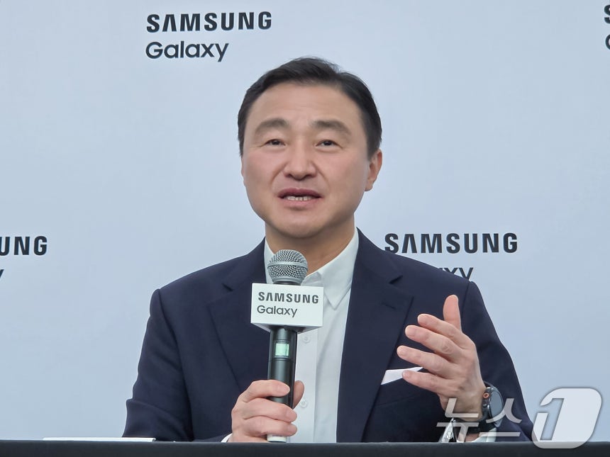 삼성전자 노태문 대표이사 겸 MX사업부장이 22일(현지시간) 영국 런던에서 '삼성 갤럭시 언팩 2026' 행사 후 국내 기자 간담회를 하고 있다. 노 사장은 "올해 안에 삼성전자가 8억 대 이상의 기기에 갤럭시 AI