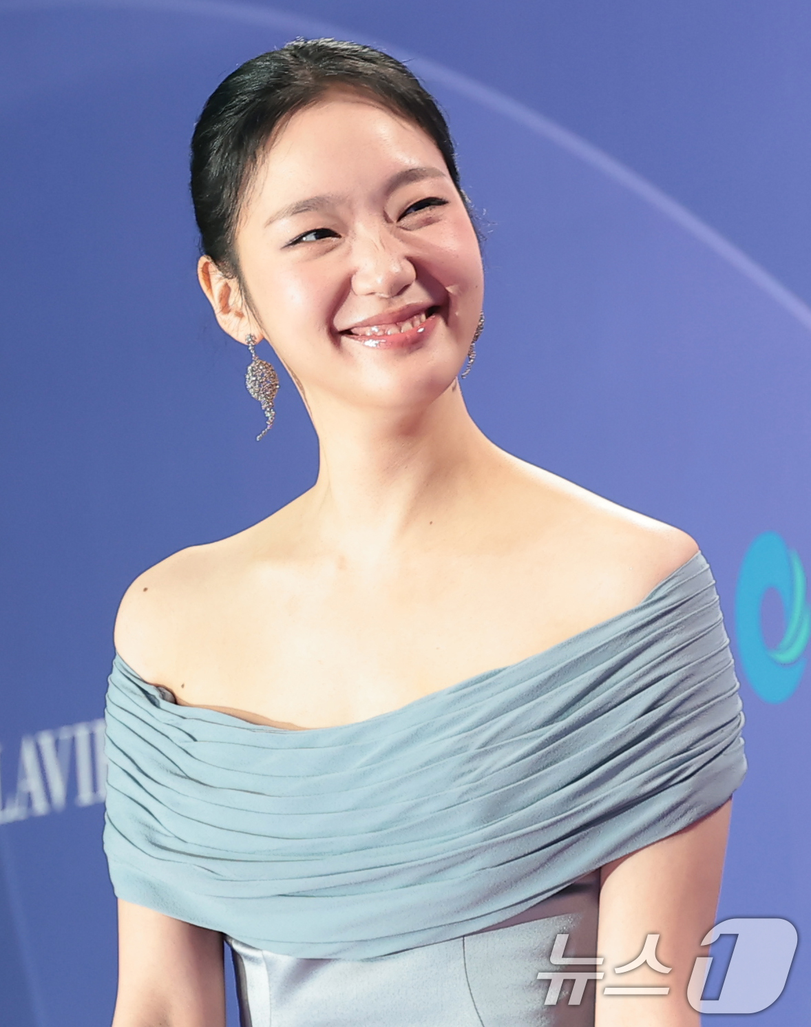 <b>김고은</b>, 눈물의 <b>대상</b>…"많이 찾아주시고 기회주세요" [청룡시리즈어워...