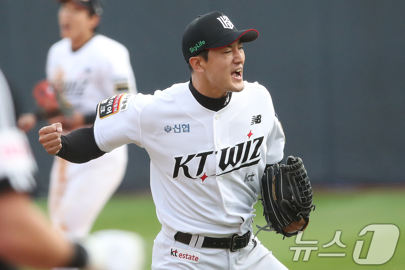 선두 <b>KT</b>, 한화 12-1 완파 '파죽의 <b>6연승</b>'…고영표 7이닝 8K 무실점