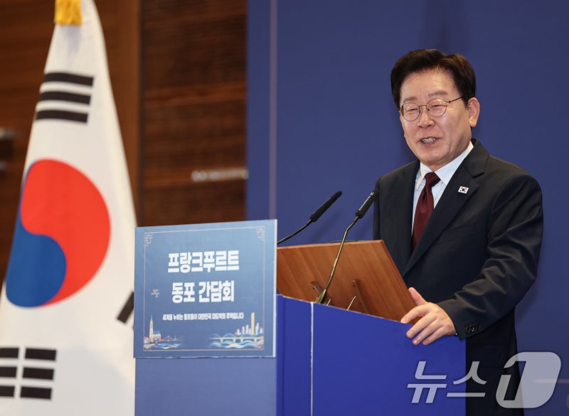 李대통령 <b>지지율</b> 45.9% 취임 후 '최저'…민주 45.1%·국힘 37.7%[리얼미터...
