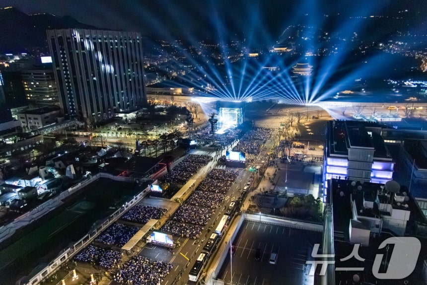 방탄소년단(BTS)이 21일 서울 광화문광장에서 'BTS 컴백 라이브: 아리랑' 발매 기념 컴백 공연을 하고 있다. (빅히트 뮤직·넷플릭스 제공)