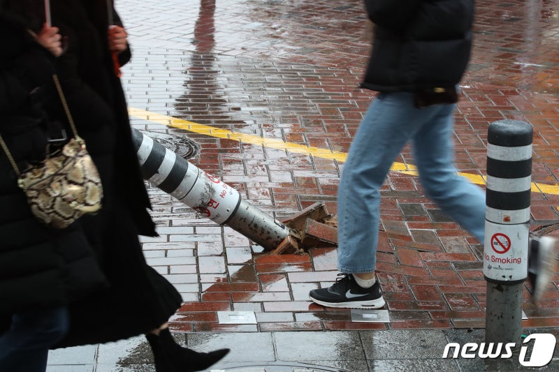 행안부, 보행자 위협하는 부적합 '<b>볼라드</b>' 전국 일제 정비