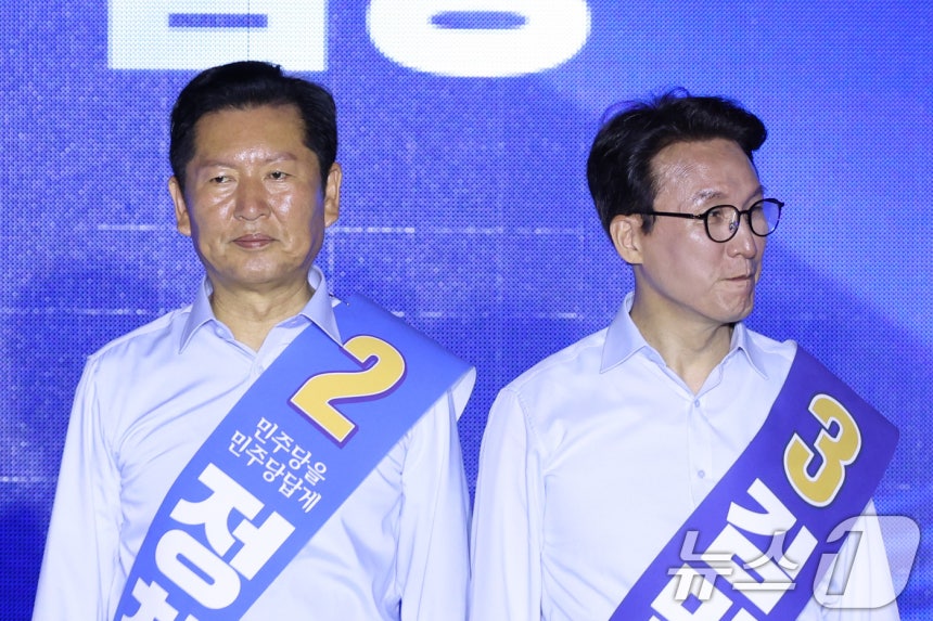 더불어민주당 당권 주자인 정청래(왼쪽), 김민석 의원이 2일 부산 벡스코에서 열린 당대표·최고위원 합동연설회에서 자리하고 있다. 2026.8.2 ⓒ 뉴스1 신웅수 기자