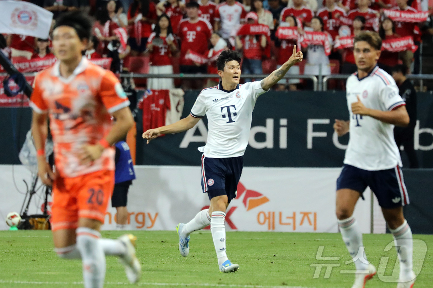 '김민재 36분' 바이에른 <b>뮌헨</b>, <b>제주</b>에 <b>2-1 승리</b>…2만2519명 즐긴 축구 쇼