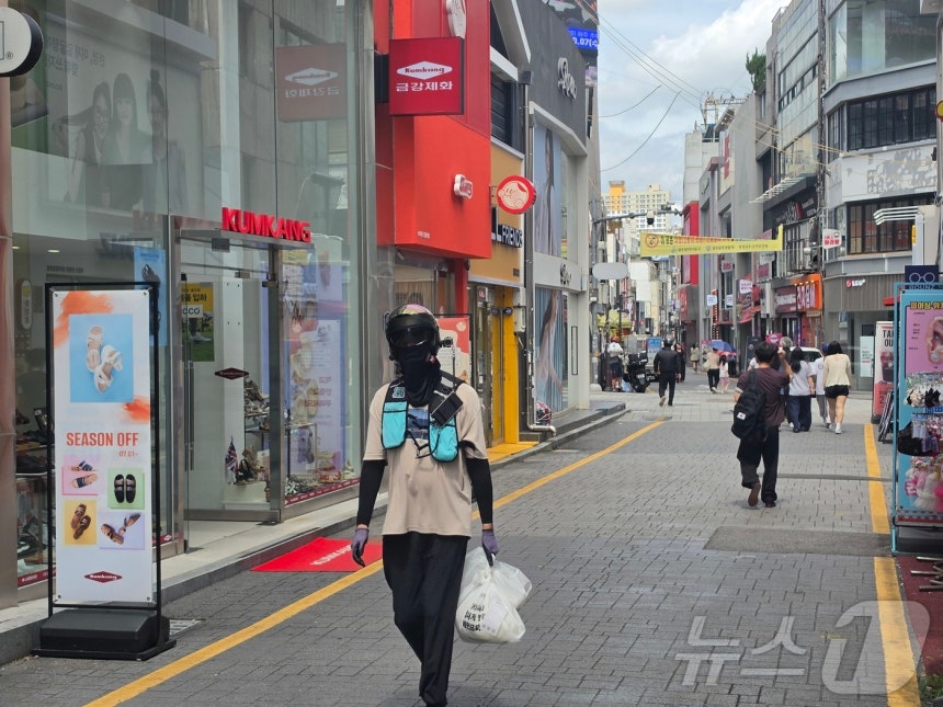 최근 찾은 전남광주 동구 금남로 일대 식당가에서 배달 라이더가 음식을 픽업해 가고 있다.2026.8.3 ⓒ 뉴스1 조수민 기자