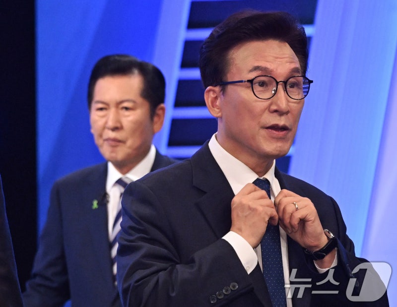 "18년 가출" "둘러먹을 걸 둘러먹어야"…<b>정청래</b>·<b>김민석</b> '거친 <b>설전</b>'
