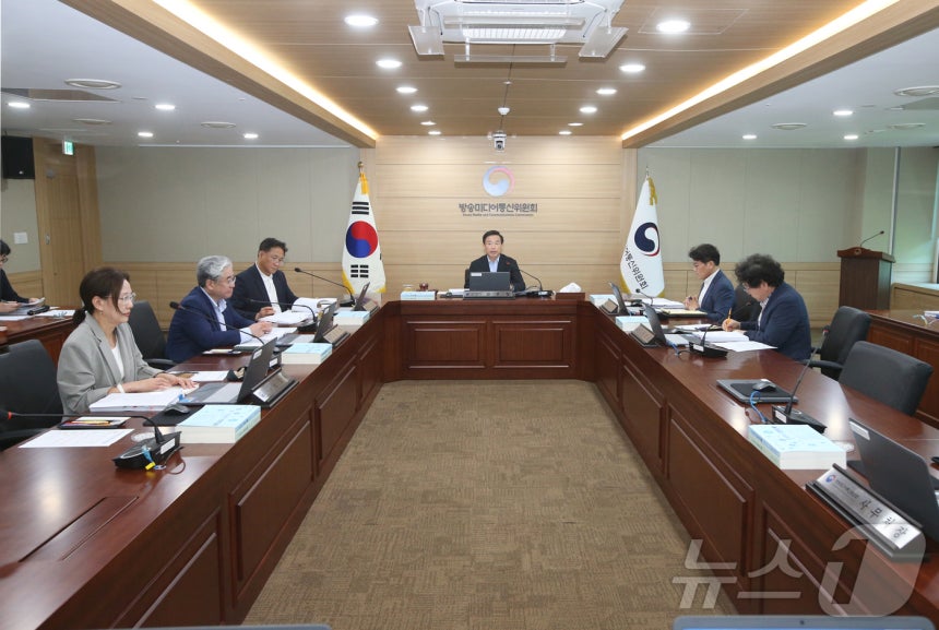 김종철 방송미디어통신위원장이 29일 정부과천청사에서 '2026년 제26차 전체회의'를 열고있다. (방미통위 제공)