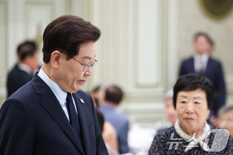 국가폭력 피해자 위로 <b>오찬</b> 입장하는 <b>이재명 대통령</b>