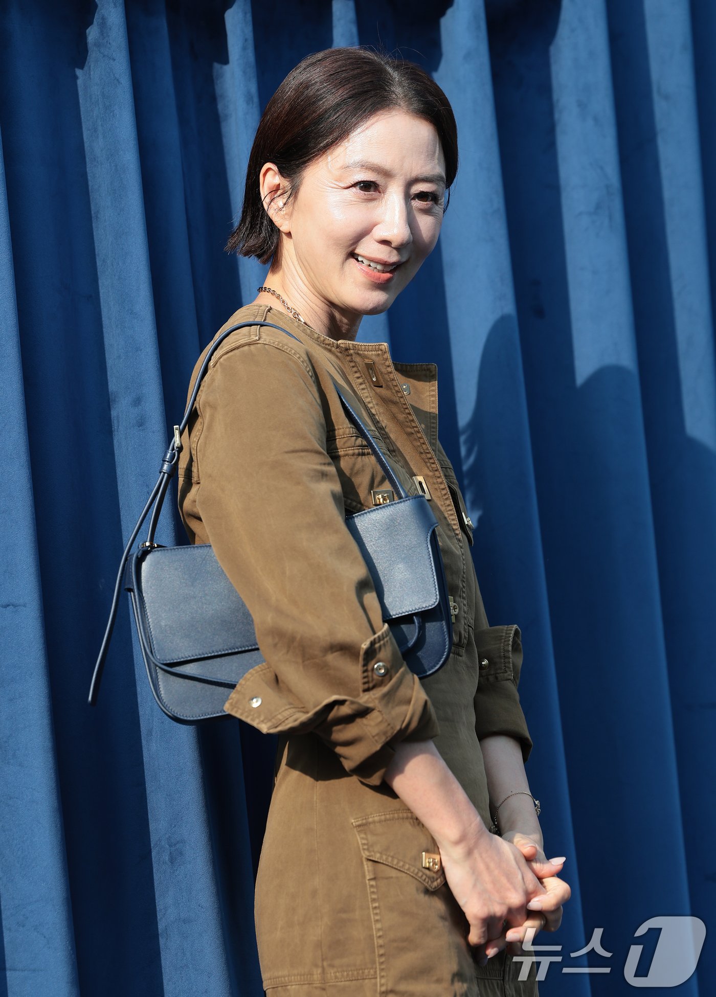 김희애, 강남 매장 뜬 햇살 미모 여전하네