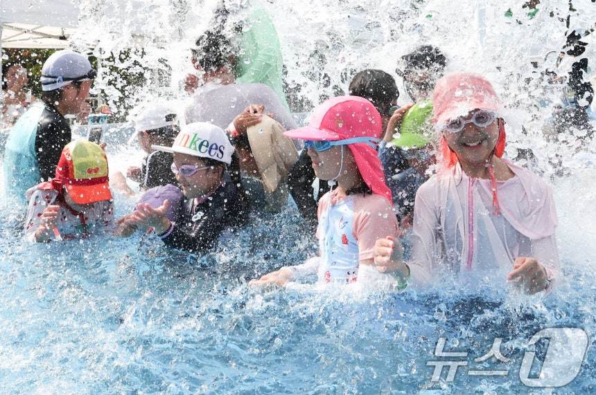 기록적인 폭염이 이어지는 7일 서울 종로구 광화문광장에 마련된‘2026 서울썸머비치’를 찾은 아이들이 물놀이를 하며 더위를 식히고 있다.ⓒ 뉴스1 이종수 기자