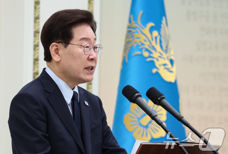 李<b>대통령</b> "결혼 불이익 없앤다"…대출·청약·세제 22개 과제 <b>점검</b>