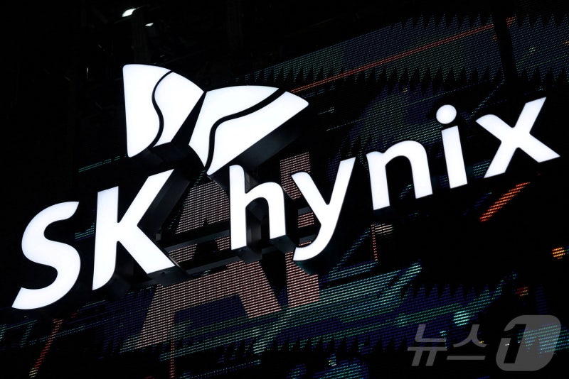 "<b>SK하이닉스</b>, 충칭 공장 <b>지분 매각</b> 포함 다양한 옵션 검토 중"