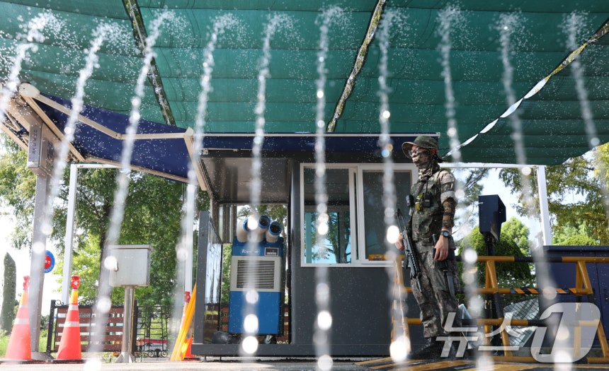 밤낮없는 무더위가 지속되면서 수도권 곳곳에 폭염특보 최상위 단계인 폭염중대경보가 추가로 내려진 6일 경기 평택시 포승읍 해군 제2함대 사령부 정문 위병소 모습.2026.8.6 ⓒ 뉴스1 김영운 기자