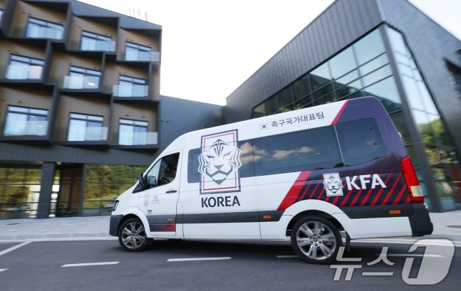 경찰이 6일 오전부터 충남 천안에 있는 대한축구협회 사무실과 서울 종로구 축구회관(구 대한축구협회 사무실) 등에 대한 압수수색 영장을 집행하고 있다. 사진은 이날 압수수색이 진행 중인 충남 천안시 서북구 입장면 대한축구협회 사무실의 모습. 2026.8.6 ⓒ 뉴스1 김영운 기자