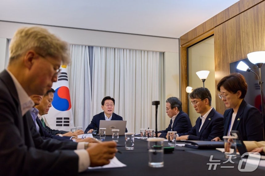 브라질을 국빈방문한 이재명 대통령이  지난달 29일 브라질리아에서 화상 수석보좌관회의를 주재하는 모습. 왼쪽이 김상호 춘추관장.