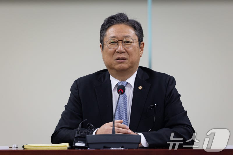<b>황희</b>, '버스하우스' 논란에 "청년·국민께 진심으로 사과"