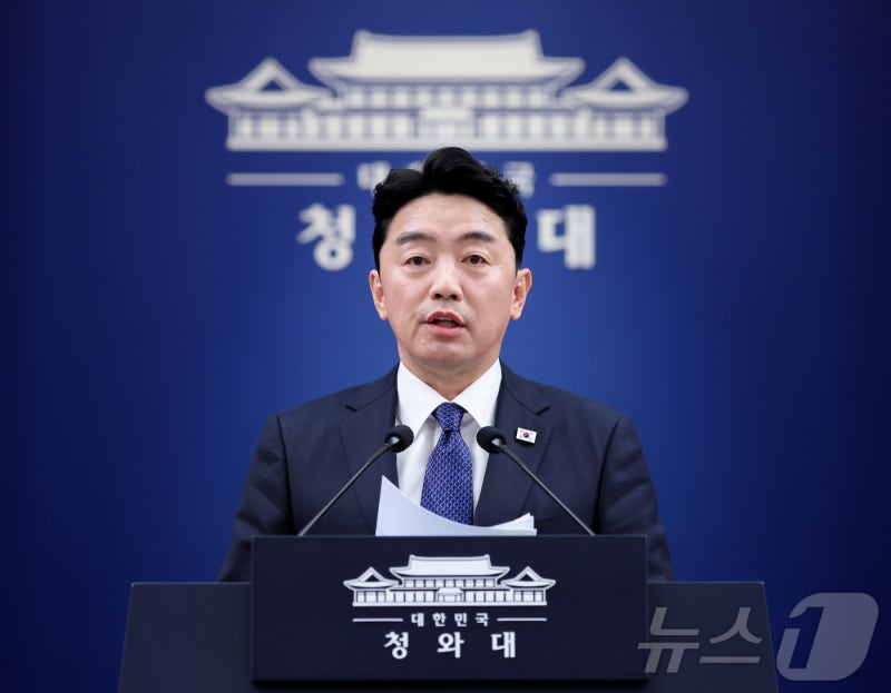 靑 "2028년까지 광주 군공항 이전…충청·영남 353조 <b>투자</b> 올해 착공"