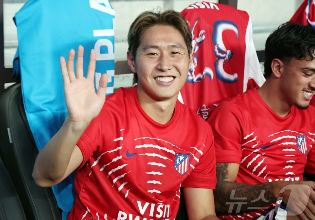 아틀레티코 마드리드의 이강인이 9일 오후 서울 마포구 서울월드컵경기장에서 맨체스터 시티와의 경기를 앞두고 취재진 카메라를 향해 환한 미소를 짓고 있다. 2026.8.9 ⓒ 뉴스1 김진환 기자