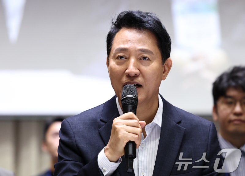 <b>오세훈</b> "멸실 빼도 1600가구 순증"…서계·청파 현장서 공급 '강조'