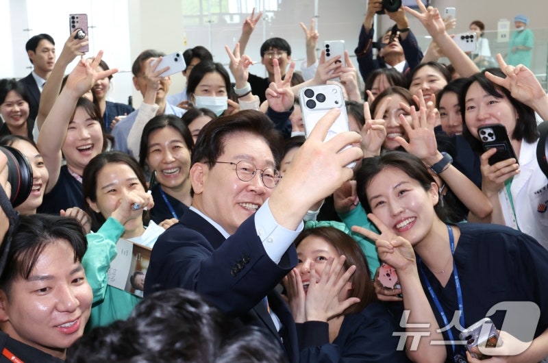 李<b>대통령</b>, 국립소방병원 <b>개원식</b> 참석…"영웅 지키는 게 국가 지키는 것...
