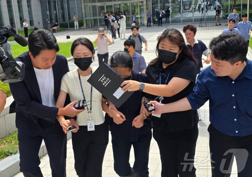 11일 자신의 외손자를 학대해 숨지게 한 혐의를 받고 있는 외할머니 A씨가 천안시 대전지법 천안지원에서 구속영장 실질심사를 마치고 나서고 있다.2026.8.11 ⓒ 뉴스1 이시우 기자