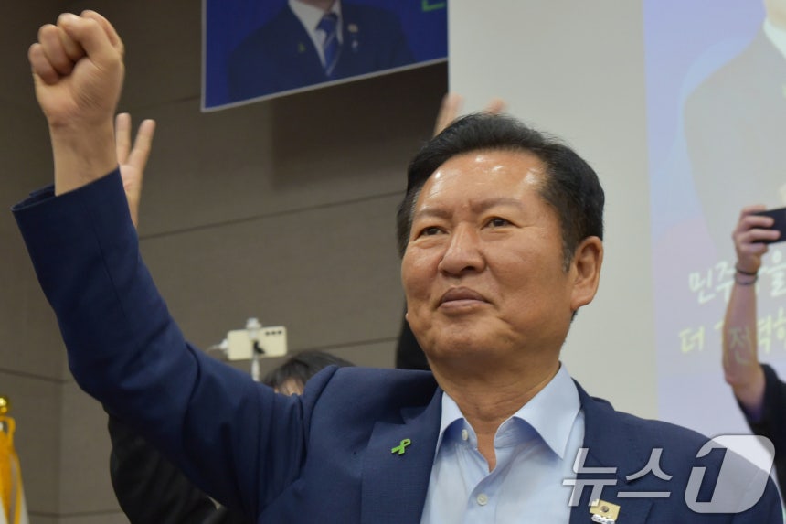 정청래 더불어민주당 당대표 후보가 11일 전남광주 광양시 성황체육관에서 특별 강연 전 지지자들 연호에 팔을 들어 인사하고 있다. 2026.8.11 ⓒ 뉴스1 김성준 기자