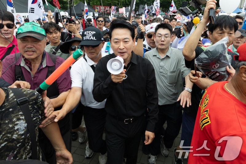 장동혁 '<b>올공 데이</b>'에 당원 동원령?…당협 쇄신 앞두고 "줄 세우기" 반발...