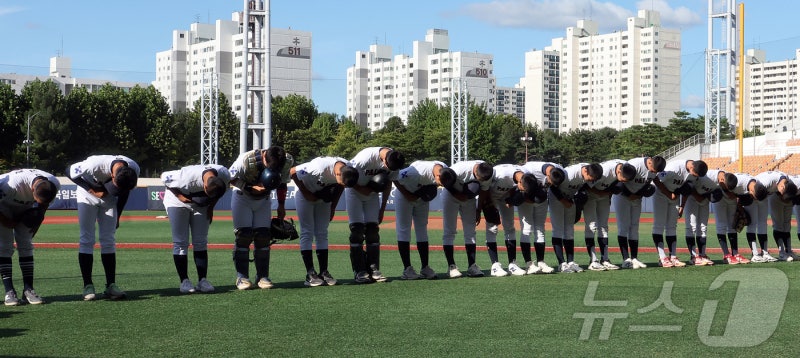 <b>배재고</b> "반성 많이 했다" 관중석 향해 90도 인사…5-8로 패해(종합)