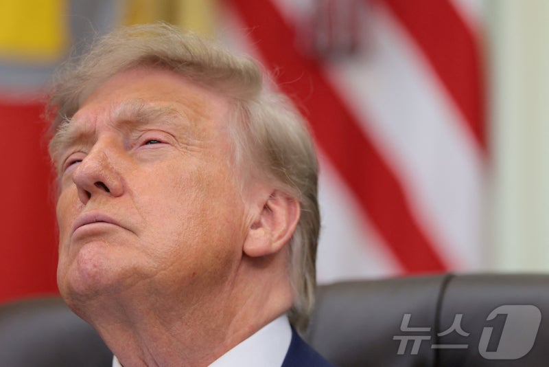 <b>트럼프</b> "<b>호르무즈 장악</b> 중, 美 해상 봉쇄는 강철의 벽" 거듭 주장