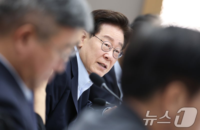 李대통령 "2022년부터 <b>공급</b>절벽…특단 각오로 부동산 <b>공급 총력전</b>"